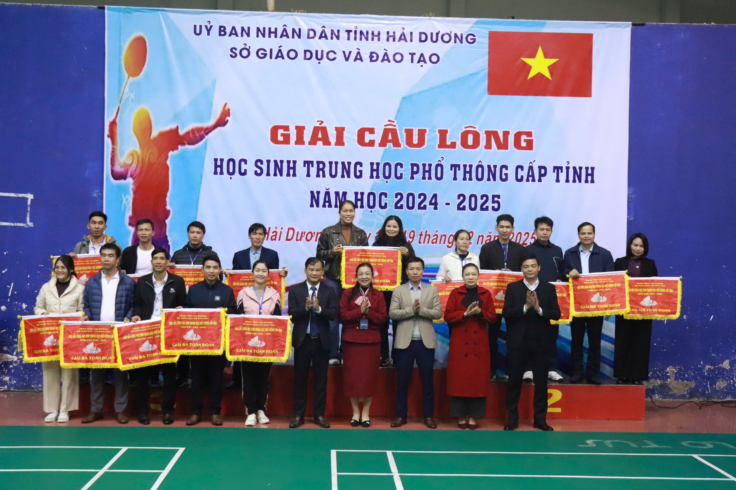 Trường THPT chuyên Nguyễn Trãi giành giải Nhì toàn đoàn tại giải cầu lông học sinh THPT tỉnh Hải Dương năm học 2024-2025.